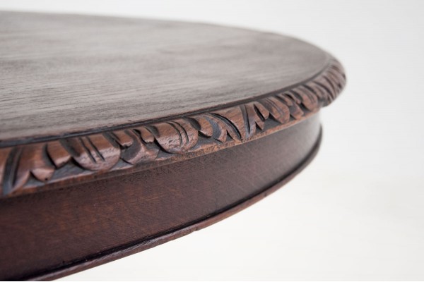 Stylowy stół antyczny z drewna dębowego.