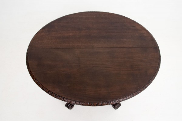 Stylowy stół antyczny z drewna dębowego.