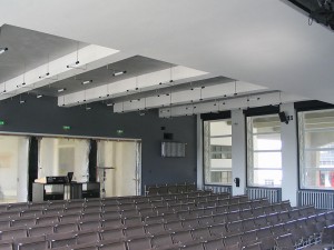 799px-Bauhaus-Dessau_Festsaal